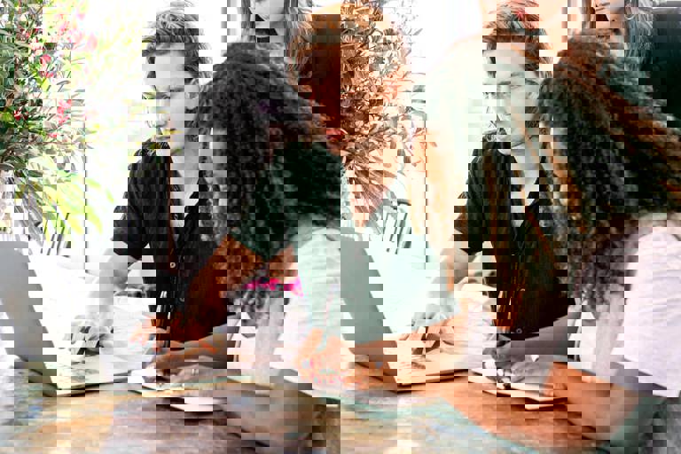 Using Expert LMS Social Feeds to Enhance Team Engagement and Collaboration