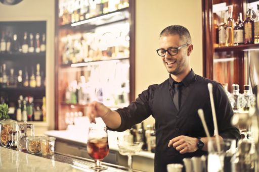 Expert LMS Industries: Bar & Nightclub Training Software | Staff LMS for Licensed Venues